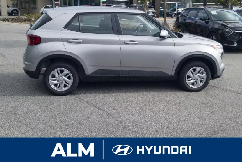 2025 Hyundai Venue SE photo 1