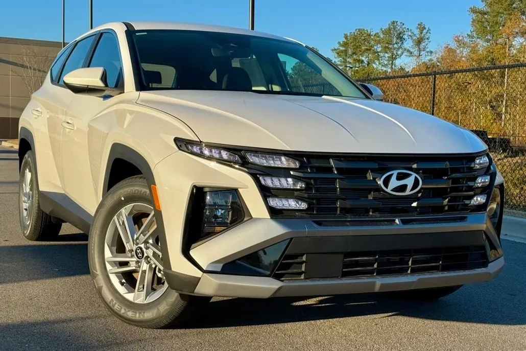 2025 Hyundai Tucson SE photo 1