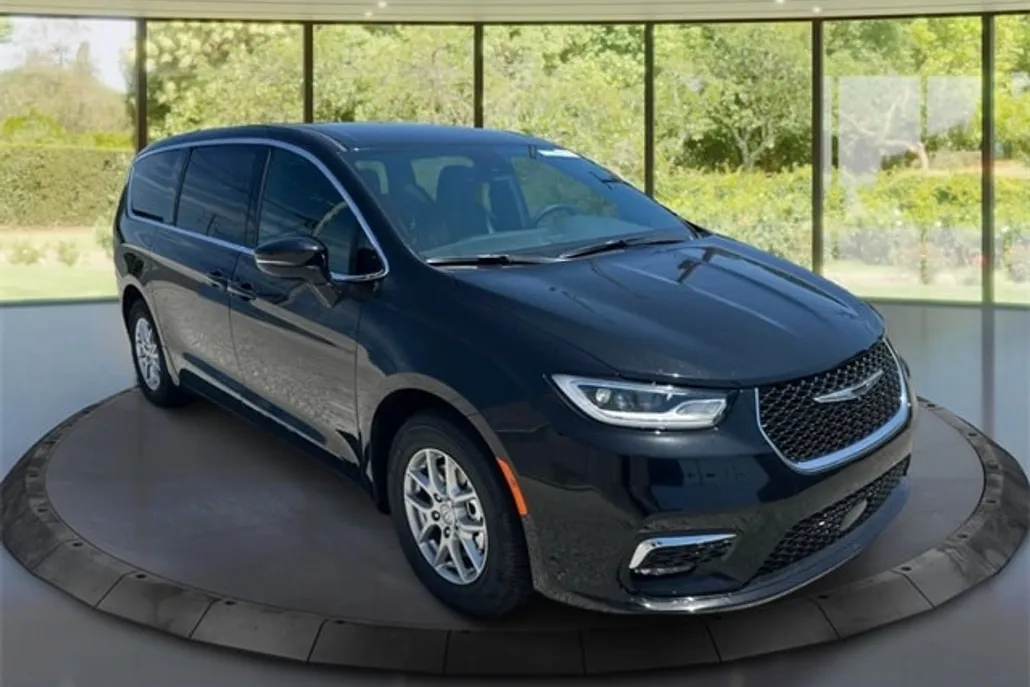 2026 Chrysler Pacifica photo 1