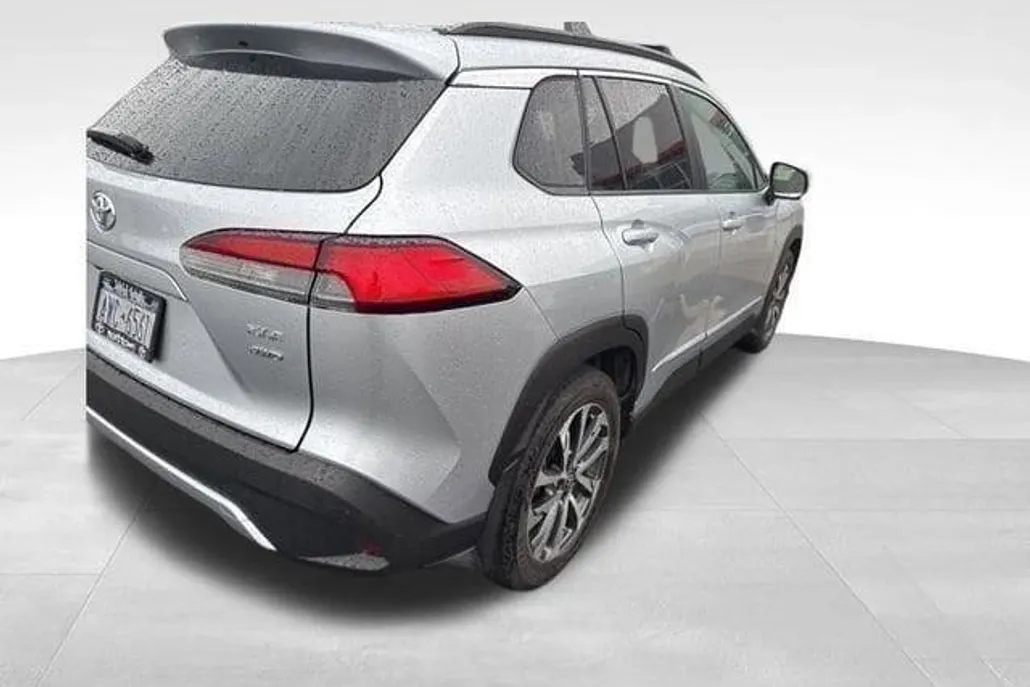 2022 Toyota Corolla Cross XLE photo 1