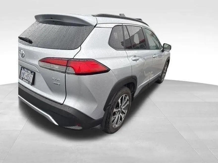 2022 Toyota Corolla Cross XLE photo 1