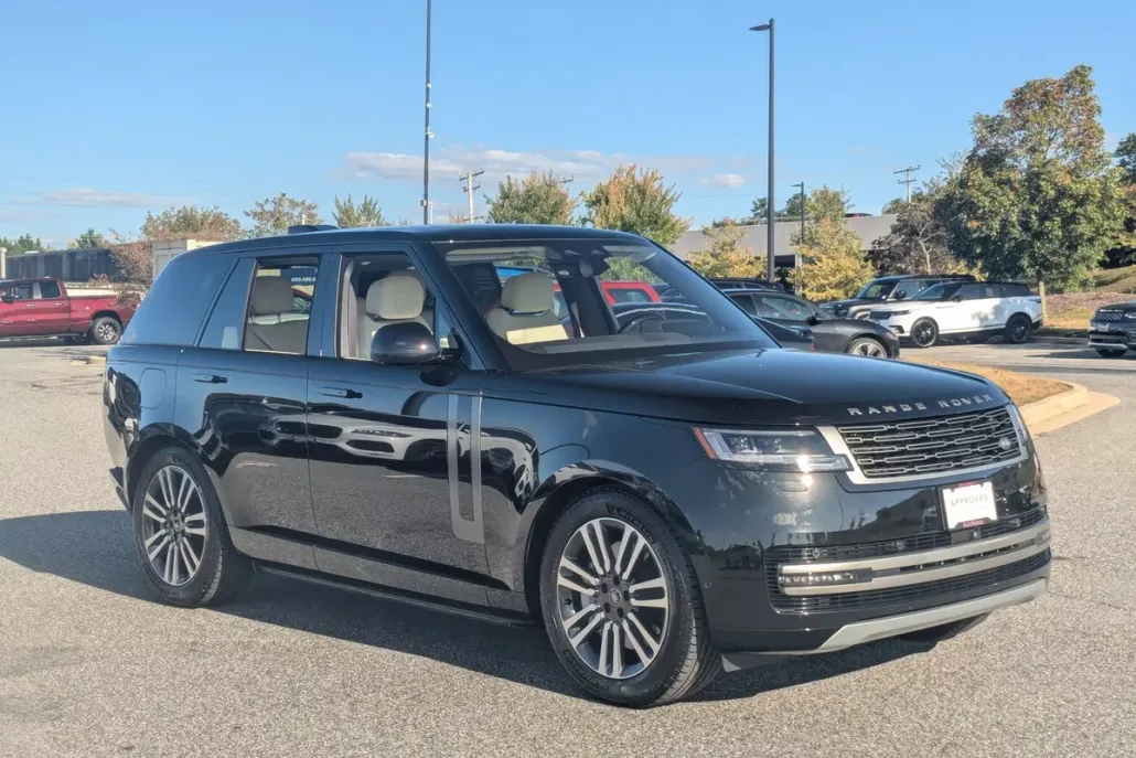 2023 Land Rover Range Rover SE photo 1