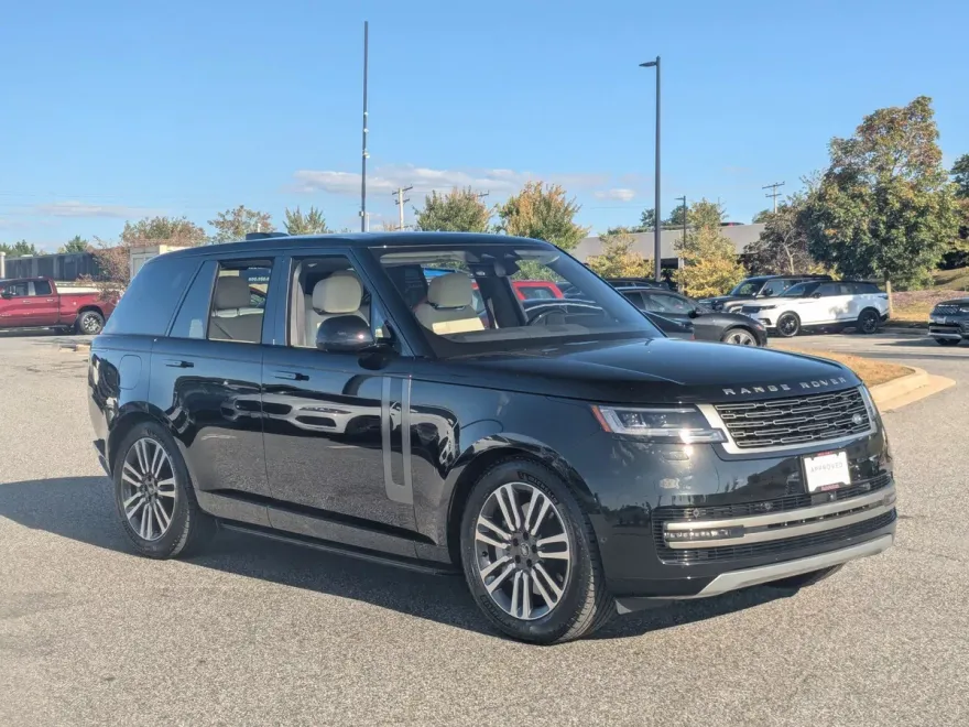 2023 Land Rover Range Rover SE photo 1