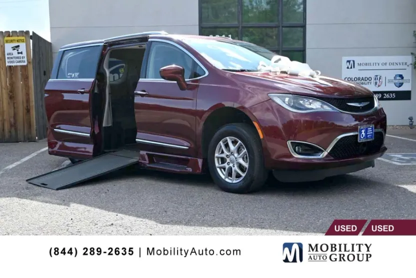 2020 Chrysler Pacifica Touring L photo 1