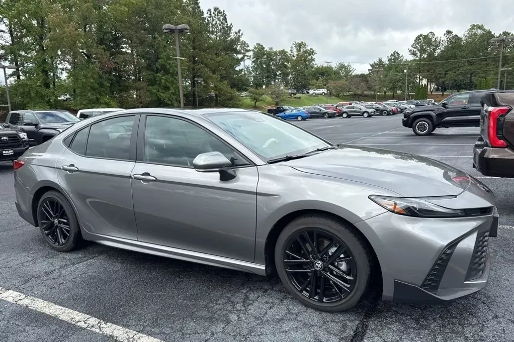 2025 Toyota Camry SE photo 1