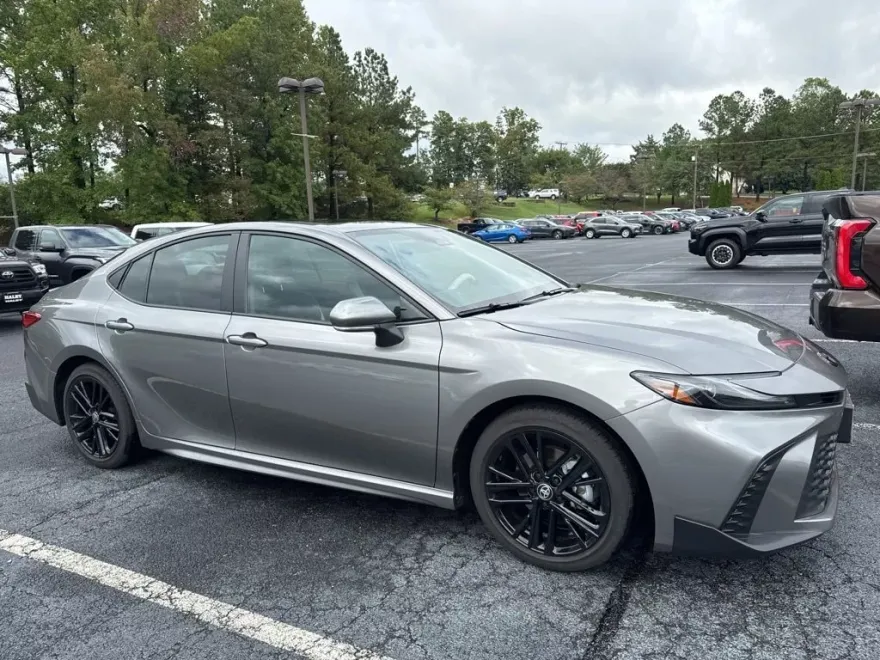 2025 Toyota Camry SE photo 1