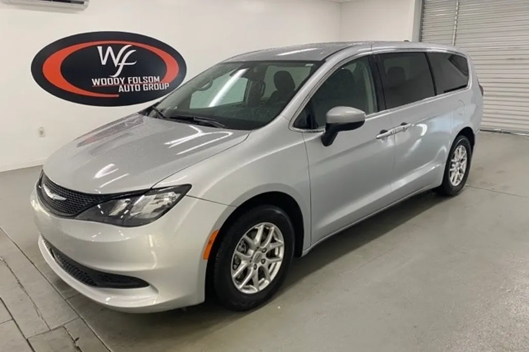 2023 Chrysler Voyager LX photo 1