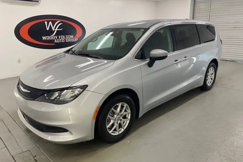 2023 Chrysler Voyager LX photo 1