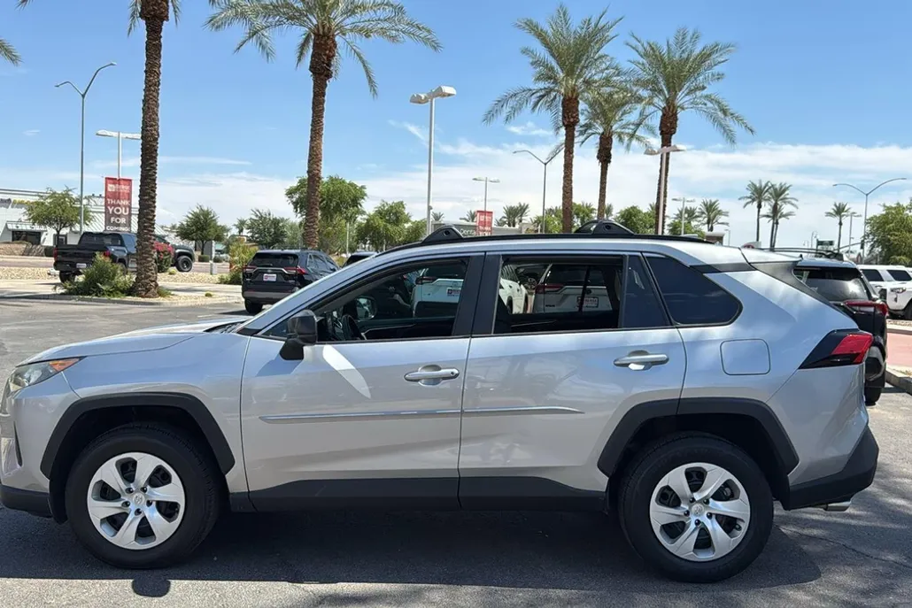 2021 Toyota RAV4 LE photo 1