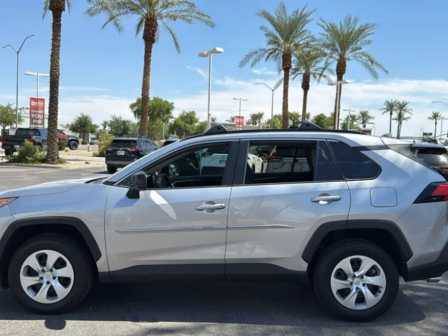 2021 Toyota RAV4 LE photo 1