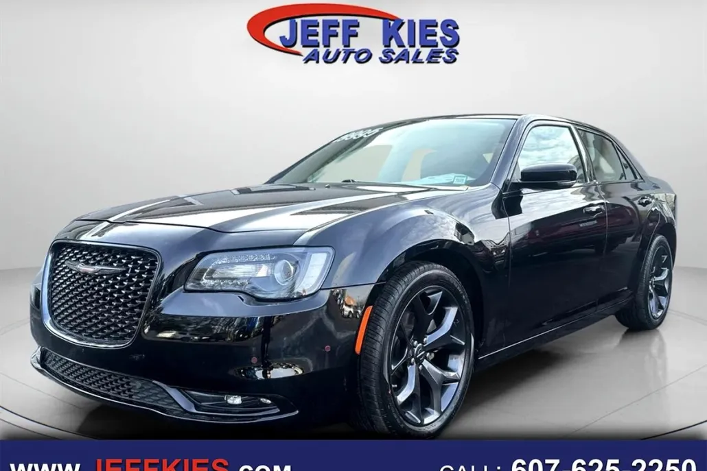 2023 Chrysler 300 photo 1