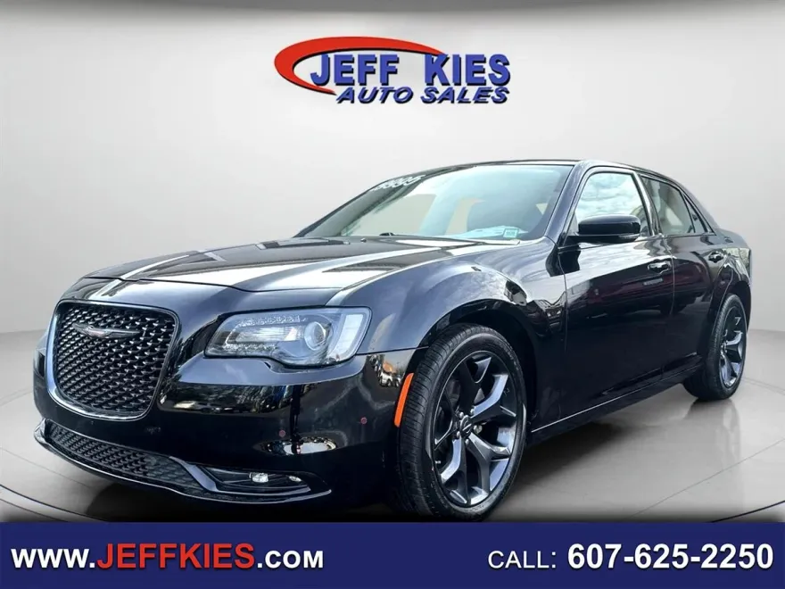 2023 Chrysler 300 photo 1