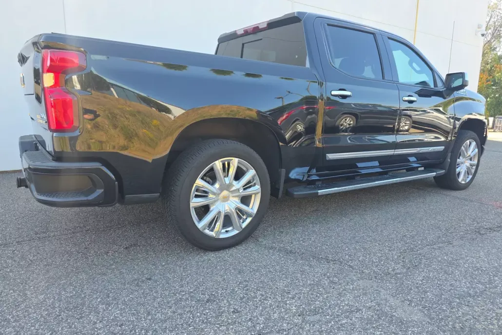 2024 Chevrolet Silverado 1500 High Country photo 1