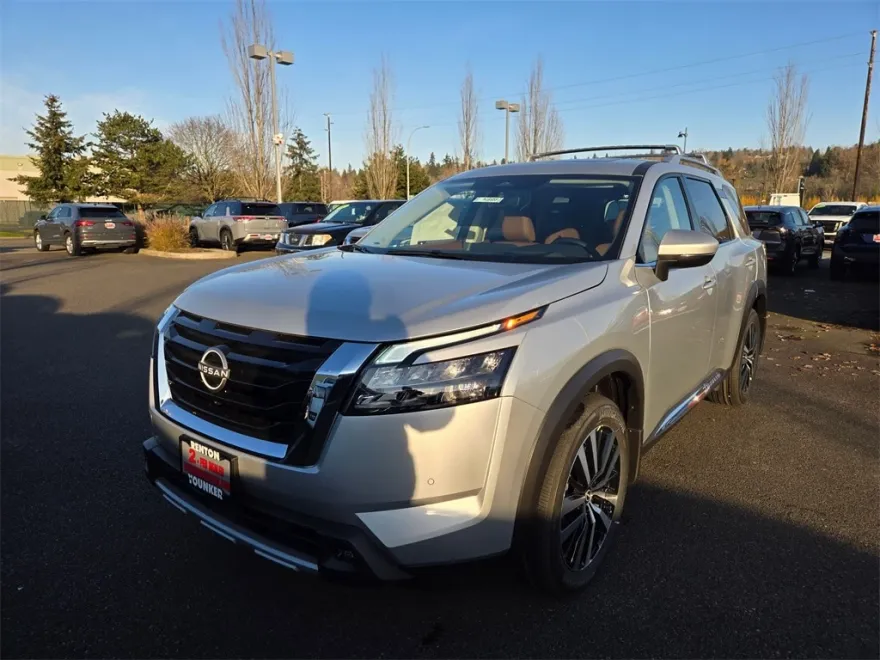 2025 Nissan Pathfinder Platinum photo 1