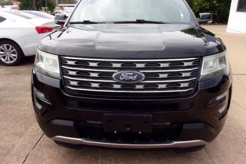 2016 Ford Explorer XLT photo 1