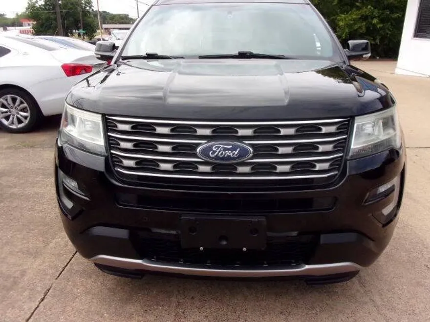 2016 Ford Explorer XLT photo 1