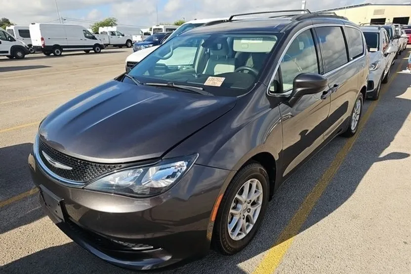 2021 Chrysler Voyager LXi photo 1
