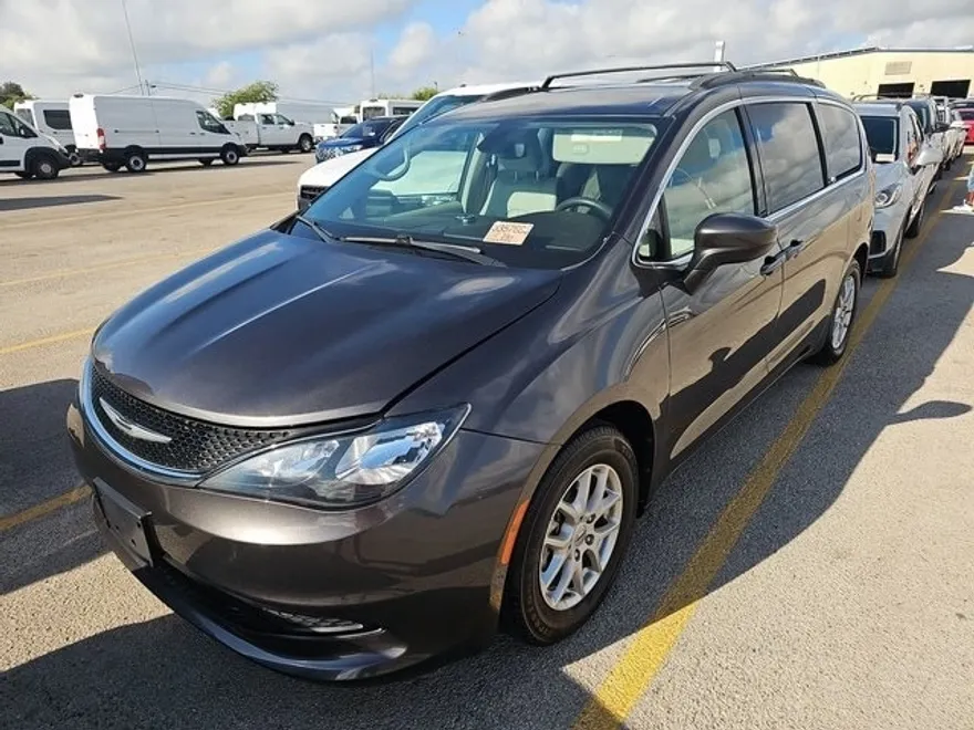 2021 Chrysler Voyager LXi photo 1