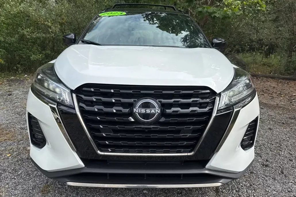 2023 Nissan Kicks SR photo 1
