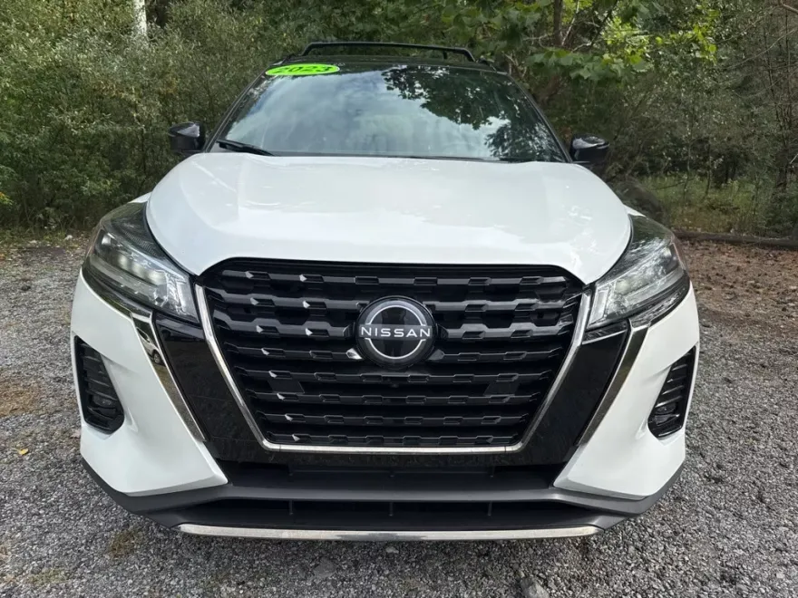 2023 Nissan Kicks SR photo 1
