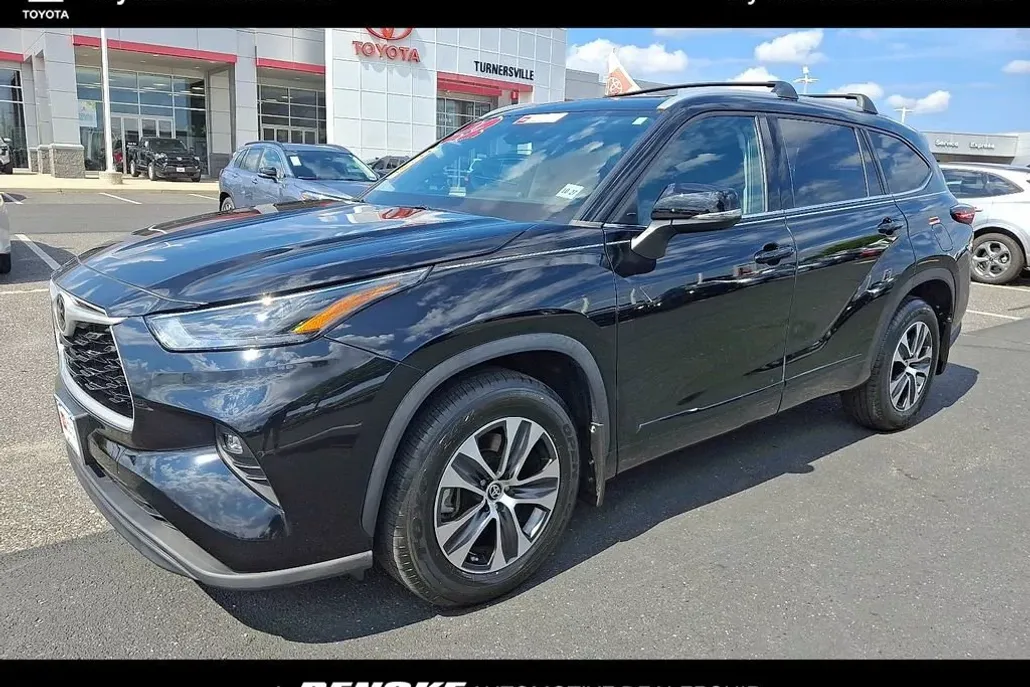 2022 Toyota Highlander XLE photo 1