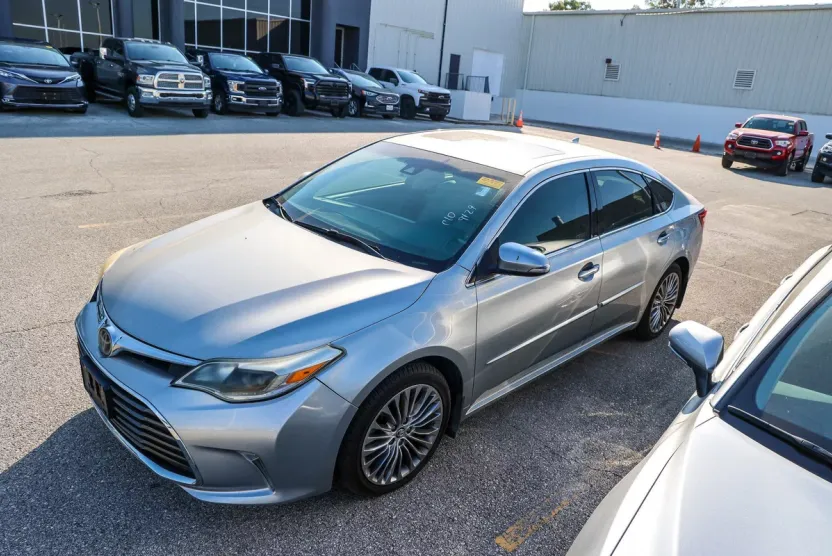 2018 Toyota Avalon Limited photo 1