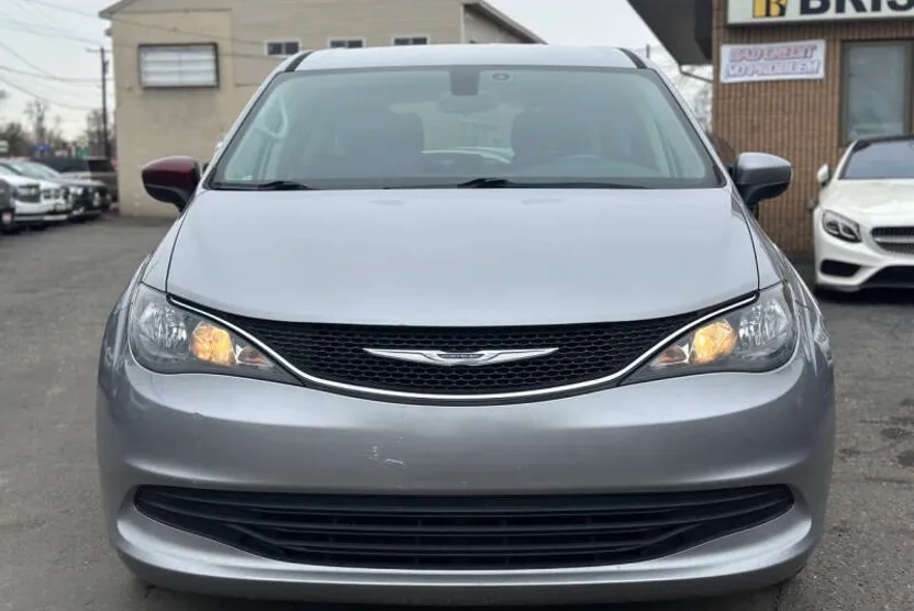 2017 Chrysler Pacifica LX photo 1