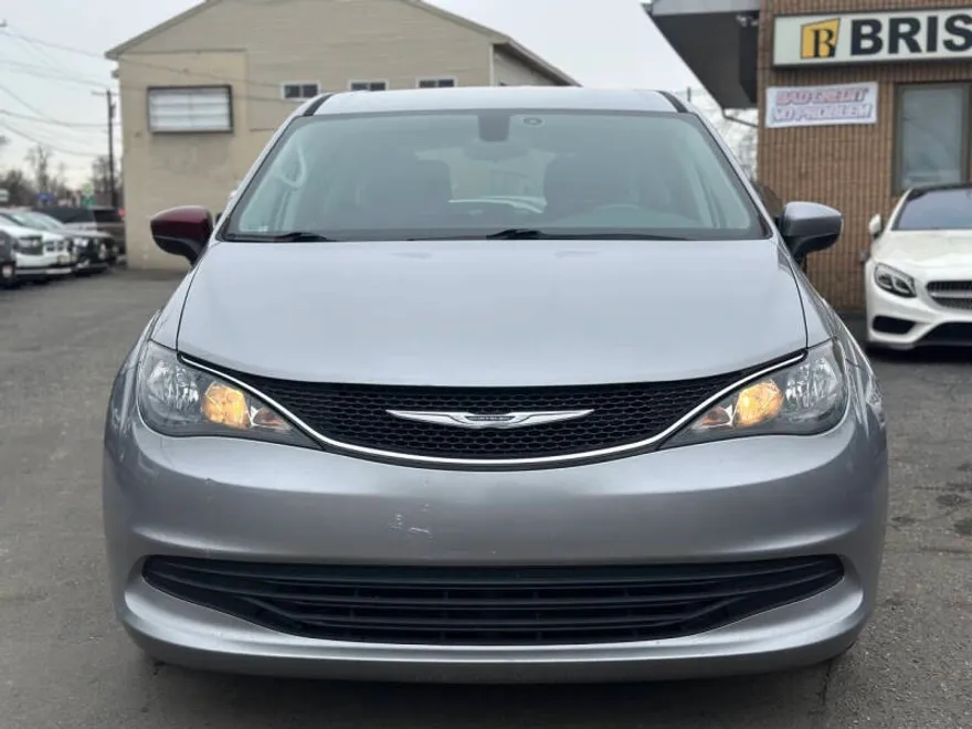 2017 Chrysler Pacifica LX photo 1