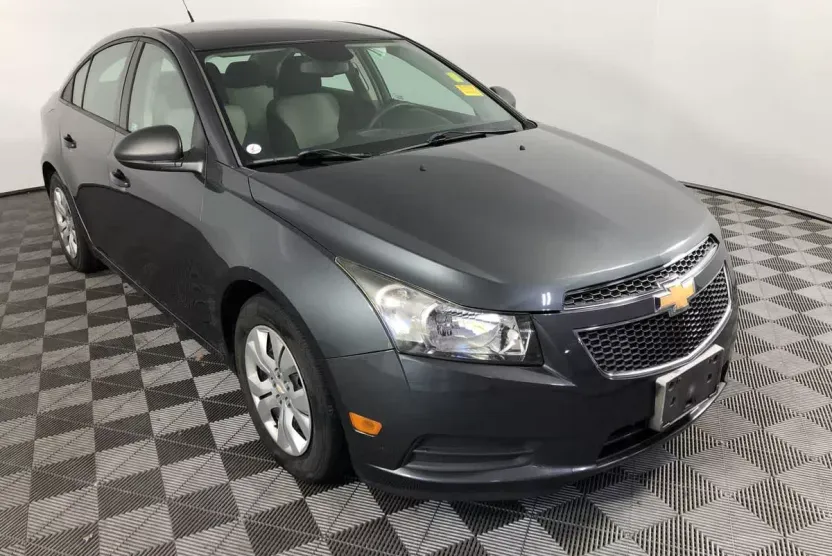 2013 Chevrolet Cruze LS photo 1
