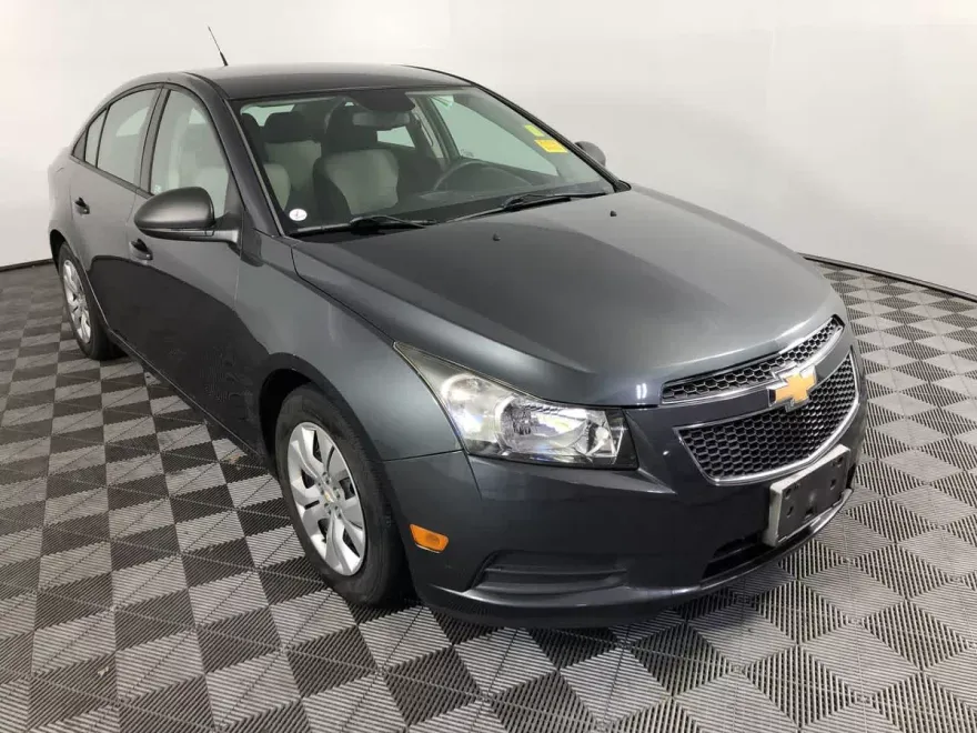 2013 Chevrolet Cruze LS photo 1