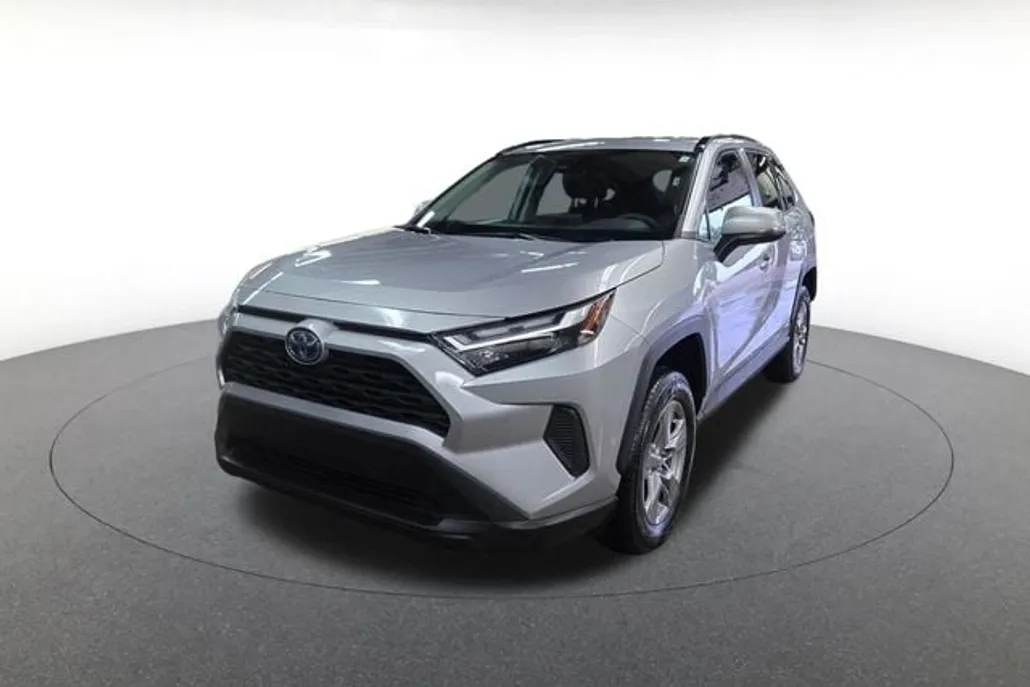 2024 Toyota RAV4 Hybrid XLE photo 1