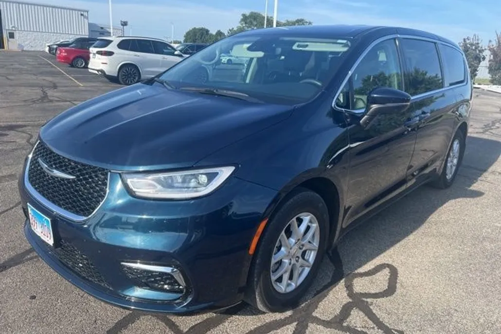 2023 Chrysler Pacifica Touring L photo 1