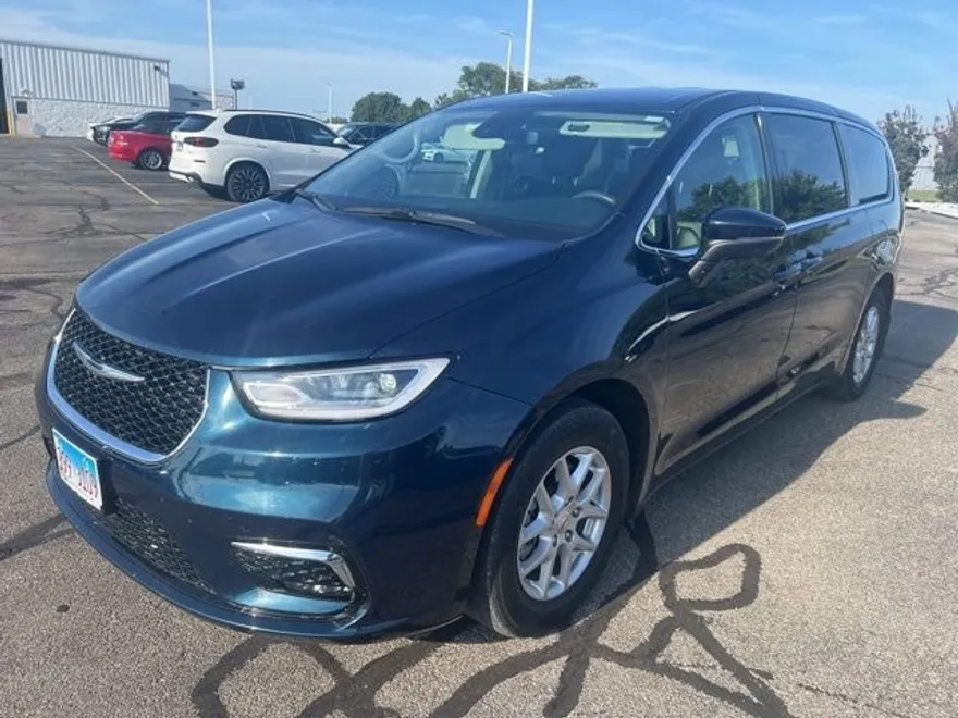 2023 Chrysler Pacifica Touring L photo 1