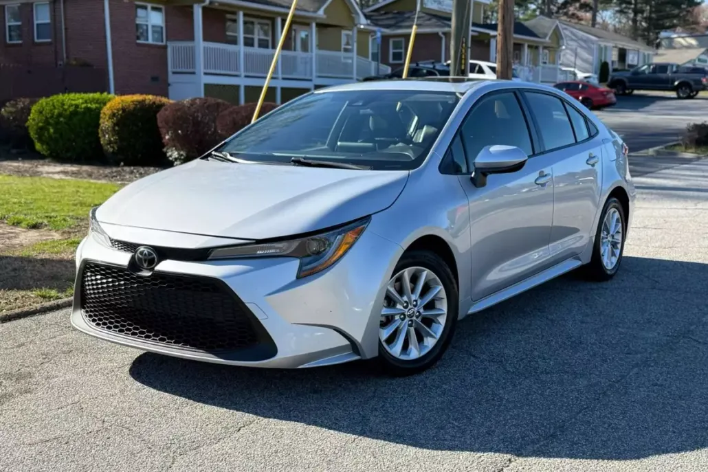2020 Toyota Corolla LE photo 1