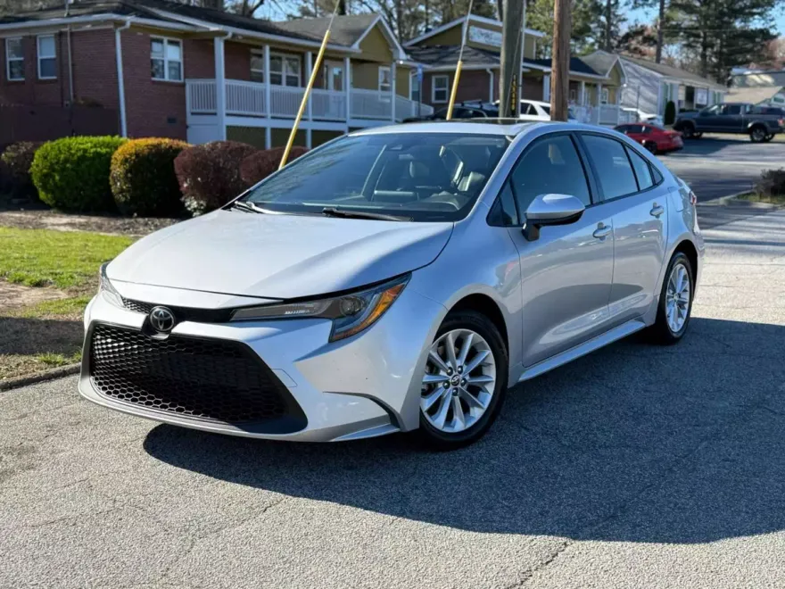 2020 Toyota Corolla LE photo 1