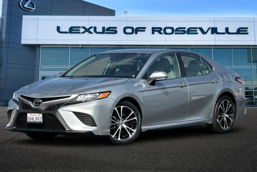 2019 Toyota Camry SE photo 1