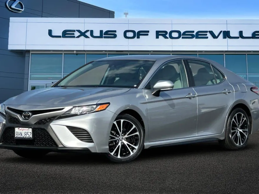 2019 Toyota Camry SE photo 1