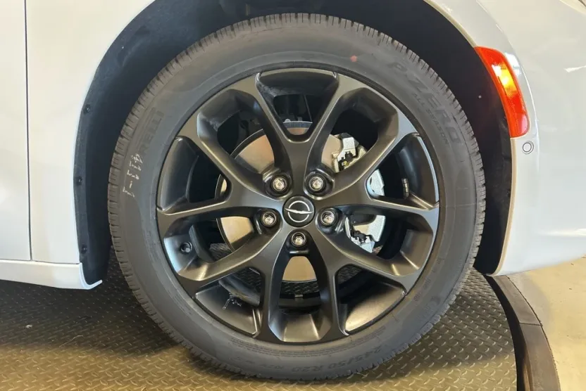 2026 Chrysler Pacifica Limited photo 1