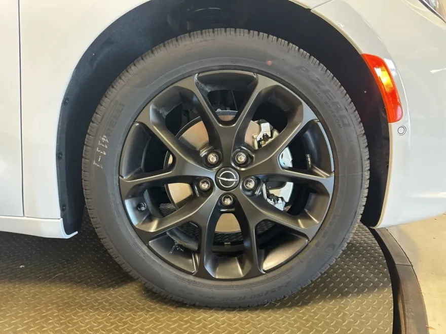 2026 Chrysler Pacifica Limited photo 1
