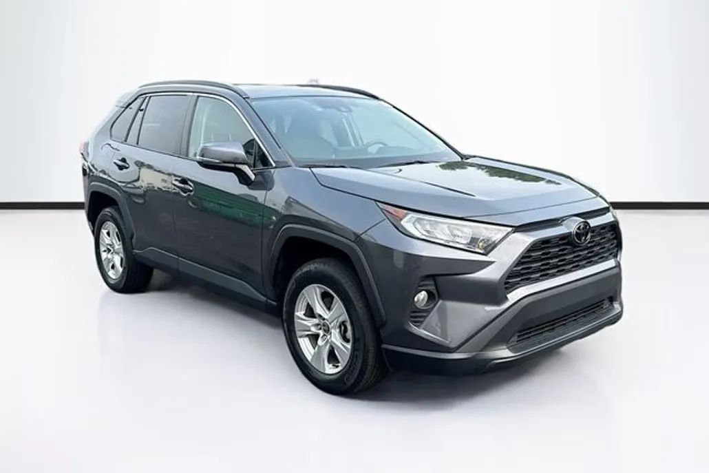 2021 Toyota RAV4 XLE photo 1