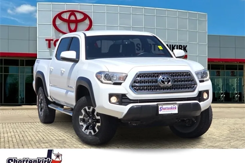 2017 Toyota Tacoma TRD Off-Road photo 1