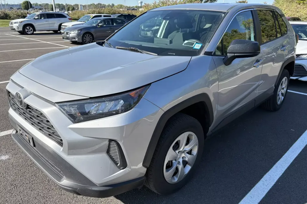 2022 Toyota RAV4 LE photo 1
