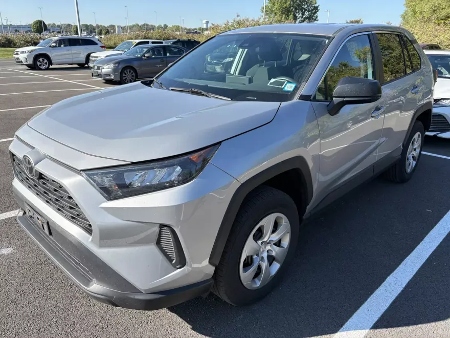 2022 Toyota RAV4 LE photo 1