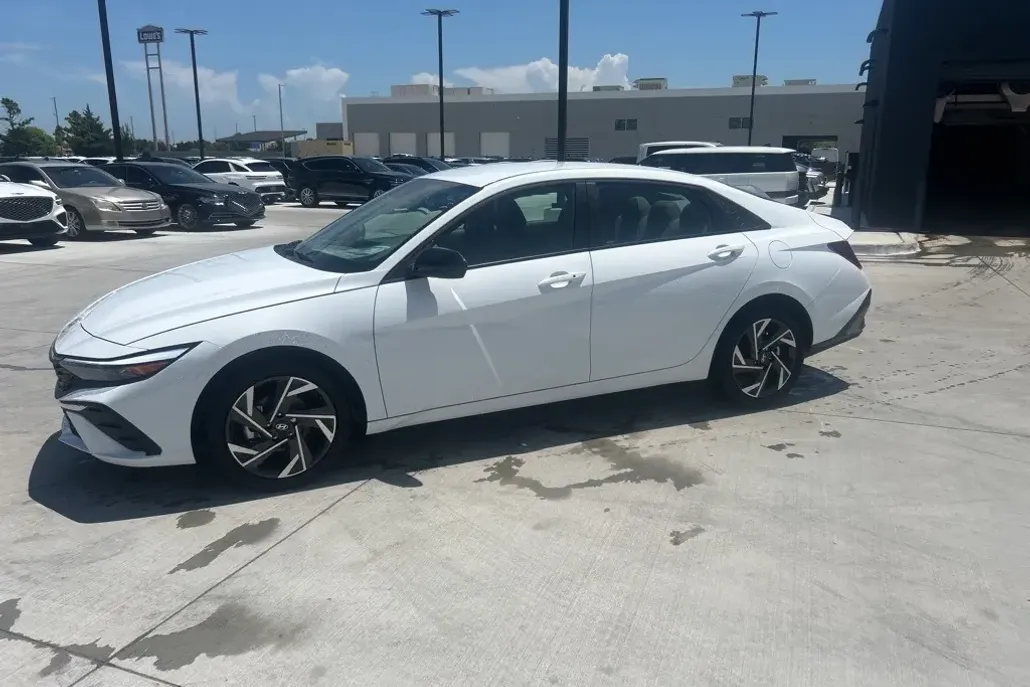 2025 Hyundai Elantra Hybrid SEL Sport photo 1