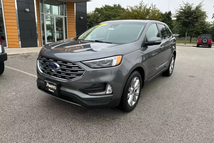 2022 Ford Edge Titanium photo 1