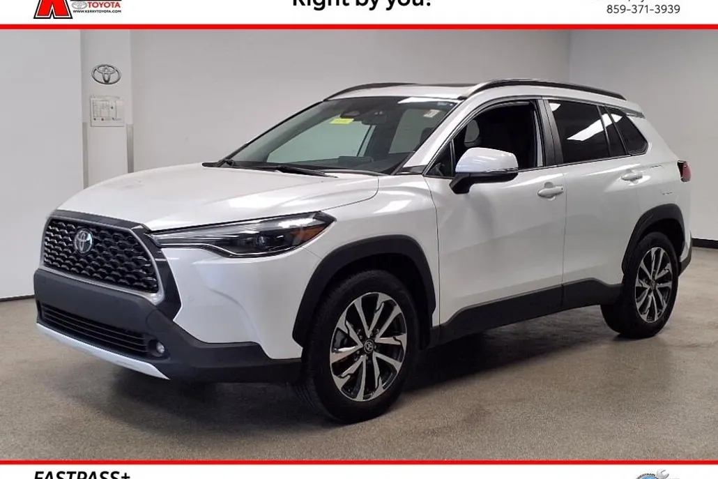 2023 Toyota Corolla Cross XLE photo 1