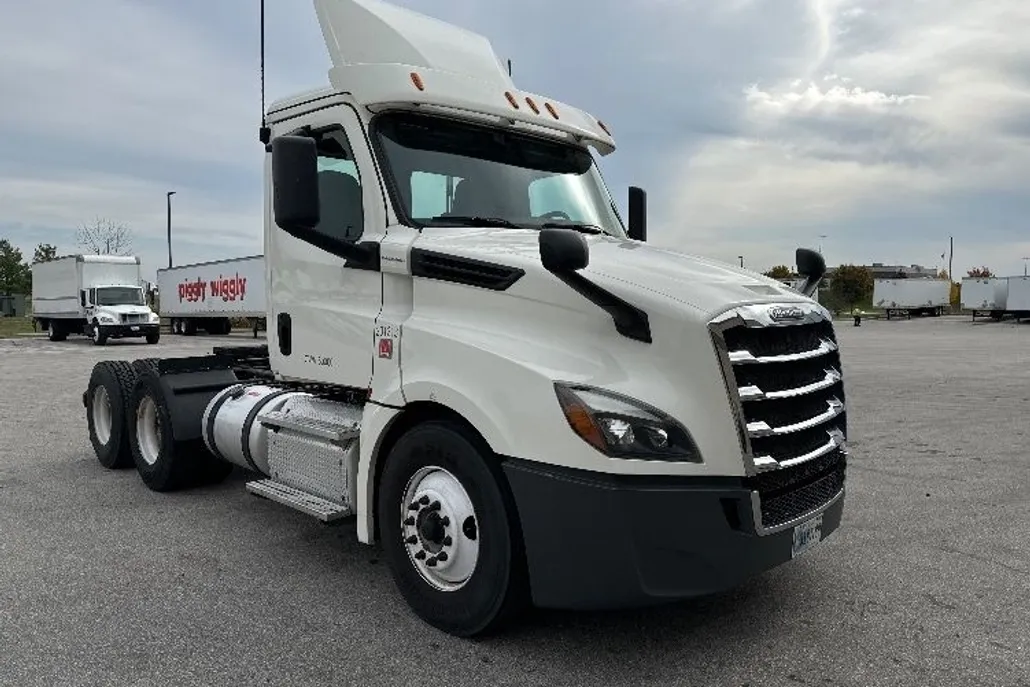 2018 Freightliner Cascadia 126" Day cab photo 1