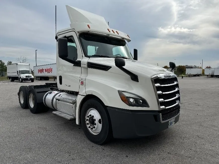 2018 Freightliner Cascadia 126" Day cab photo 1