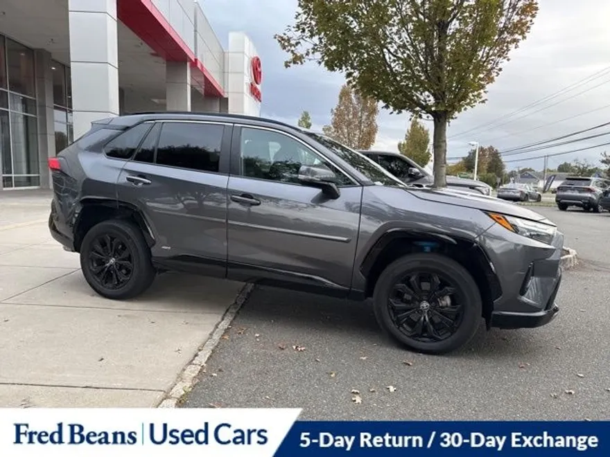 2022 Toyota RAV4 Hybrid SE photo 1