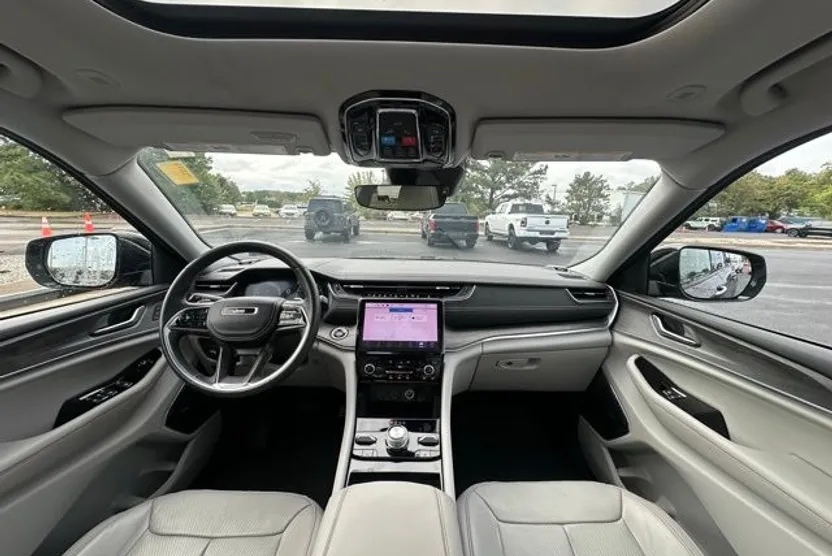 2022 Jeep Grand Cherokee Overland photo 1